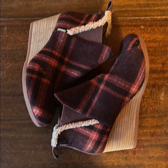 TOMS Kelsey 2.75" Wedge Heel Booties Boots Red Black Flannel Plaid 6 - Picture 5 of 8
